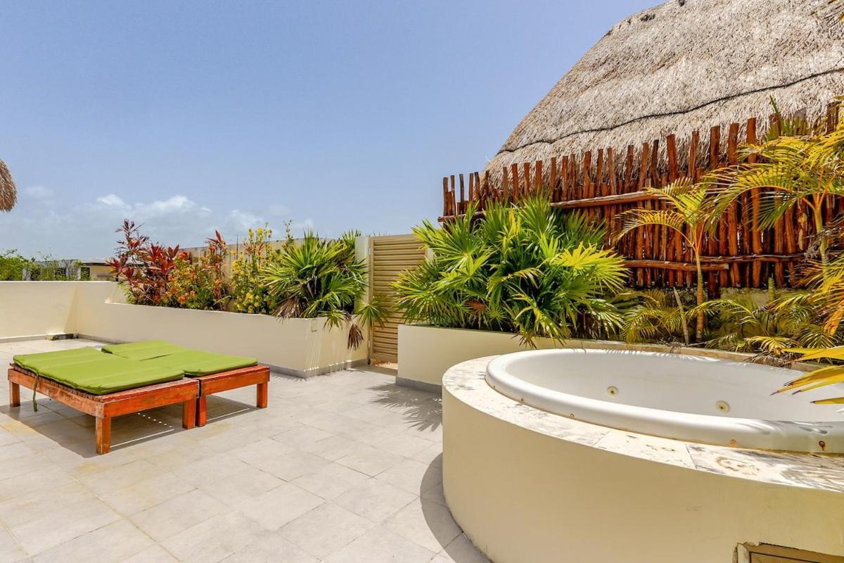 Spacious Penthouse With Private Rooftop & Jacuzzi