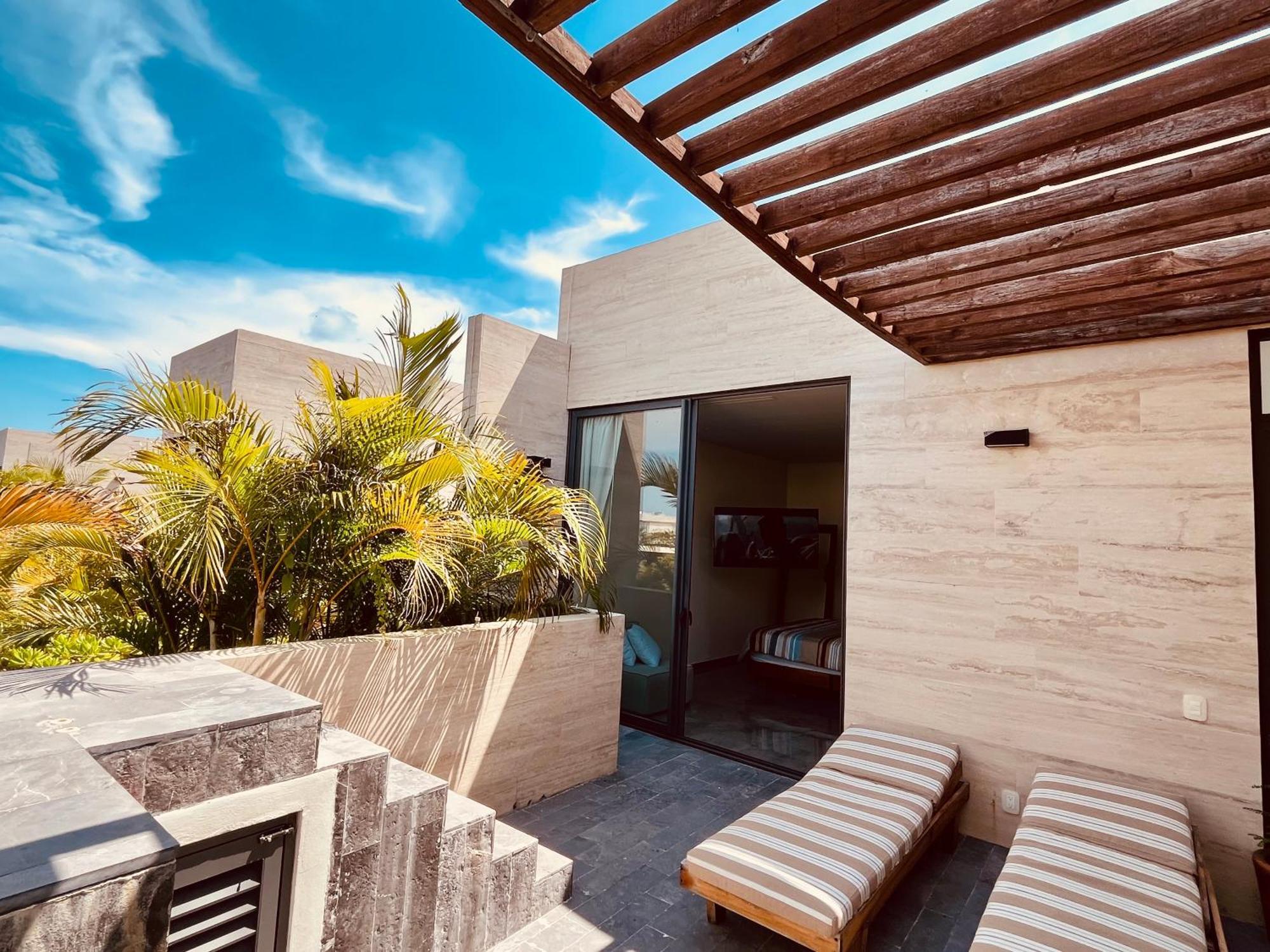 Plunge Pool Duplex Ph With Club Shuttle And Gym *