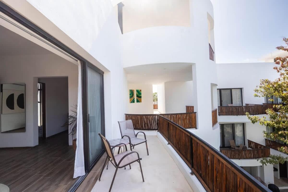 18-bed 9bd - Pool & Kitchen - Full Concierge Inn