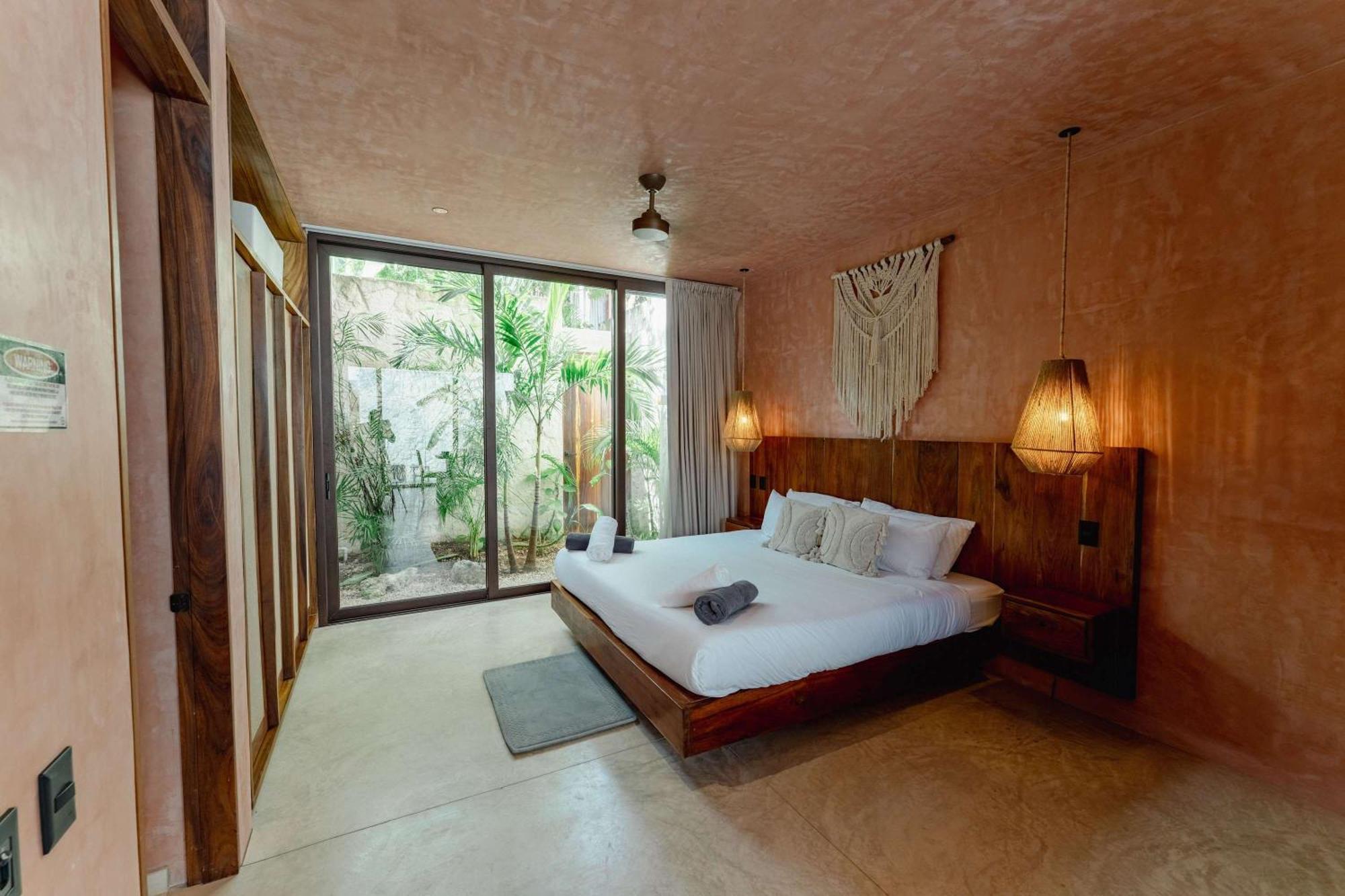 Stylish 3br With 2 Private Pool & Rooftop *