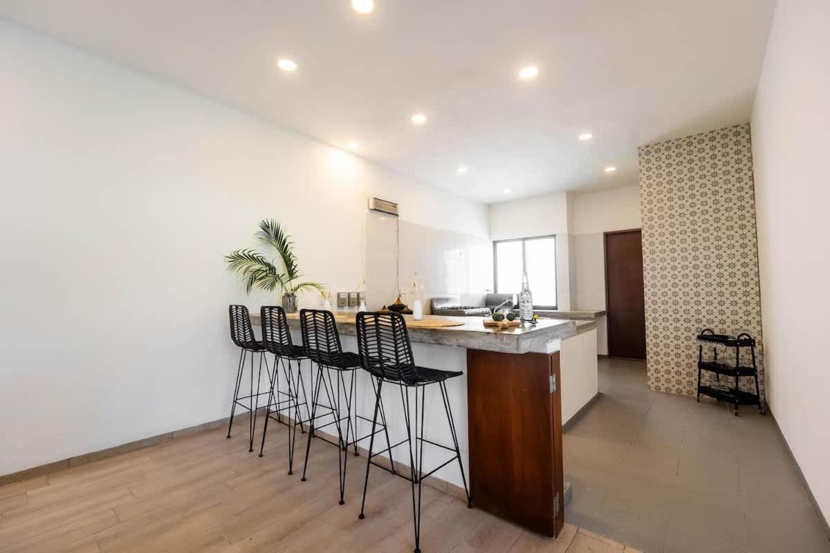 18-bed 9bd - Pool & Kitchen - Full Concierge Inn