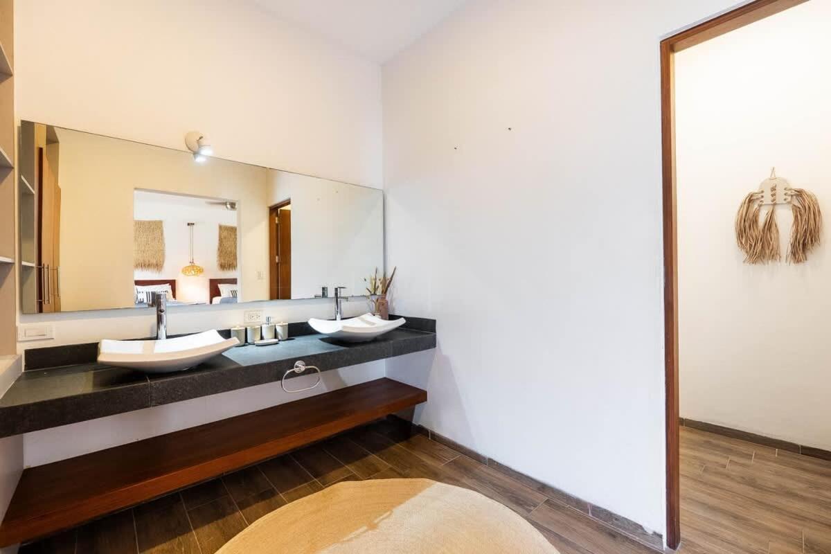 Inn 18-bed 9bd - Pool & Kitchen - Full Concierge *