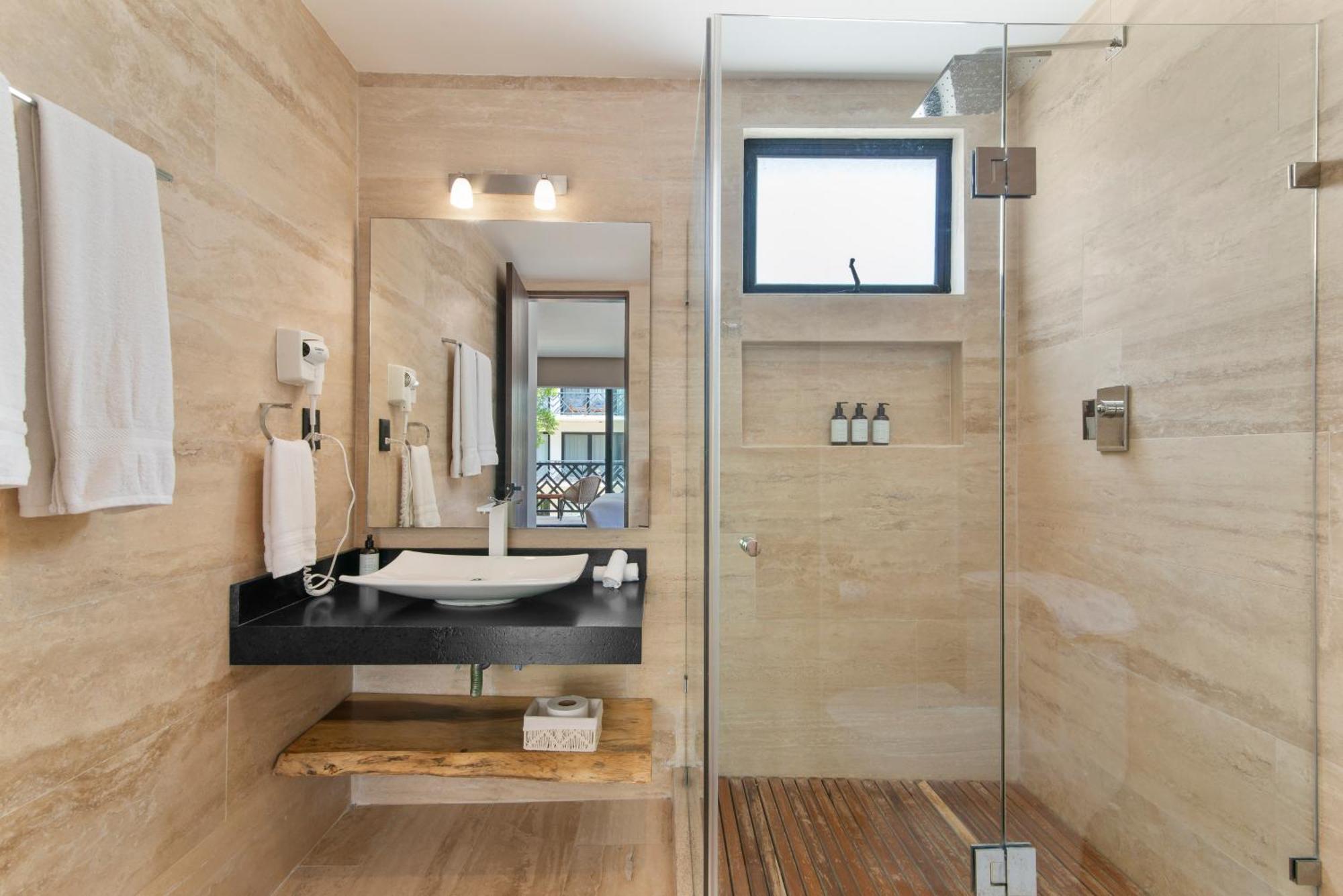 Holiday home Unwind | Private Balcony & Rooftop Pools | Casago *