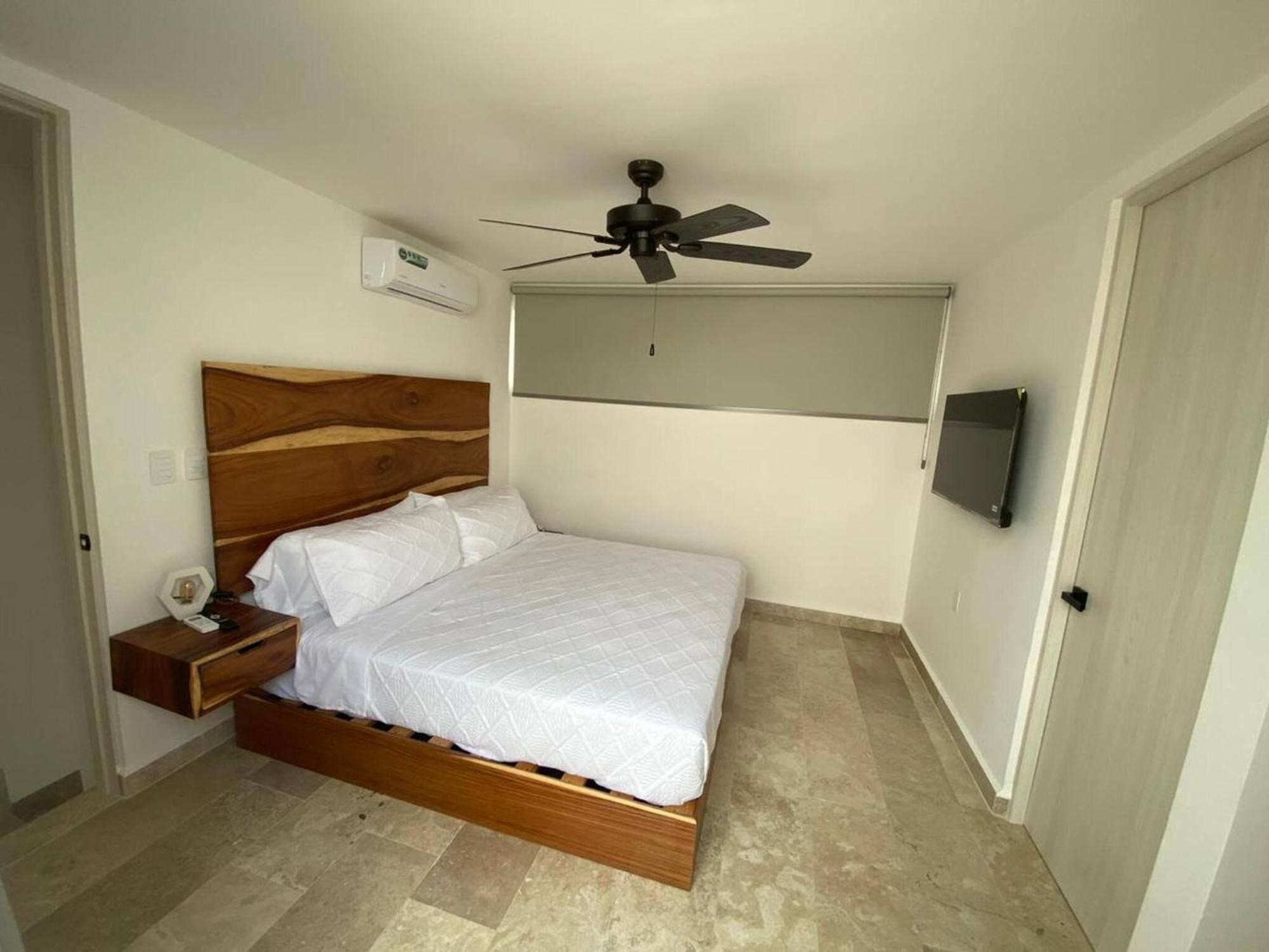 Spacious And Comfortable Ph With Private Pool In Zama Apartment