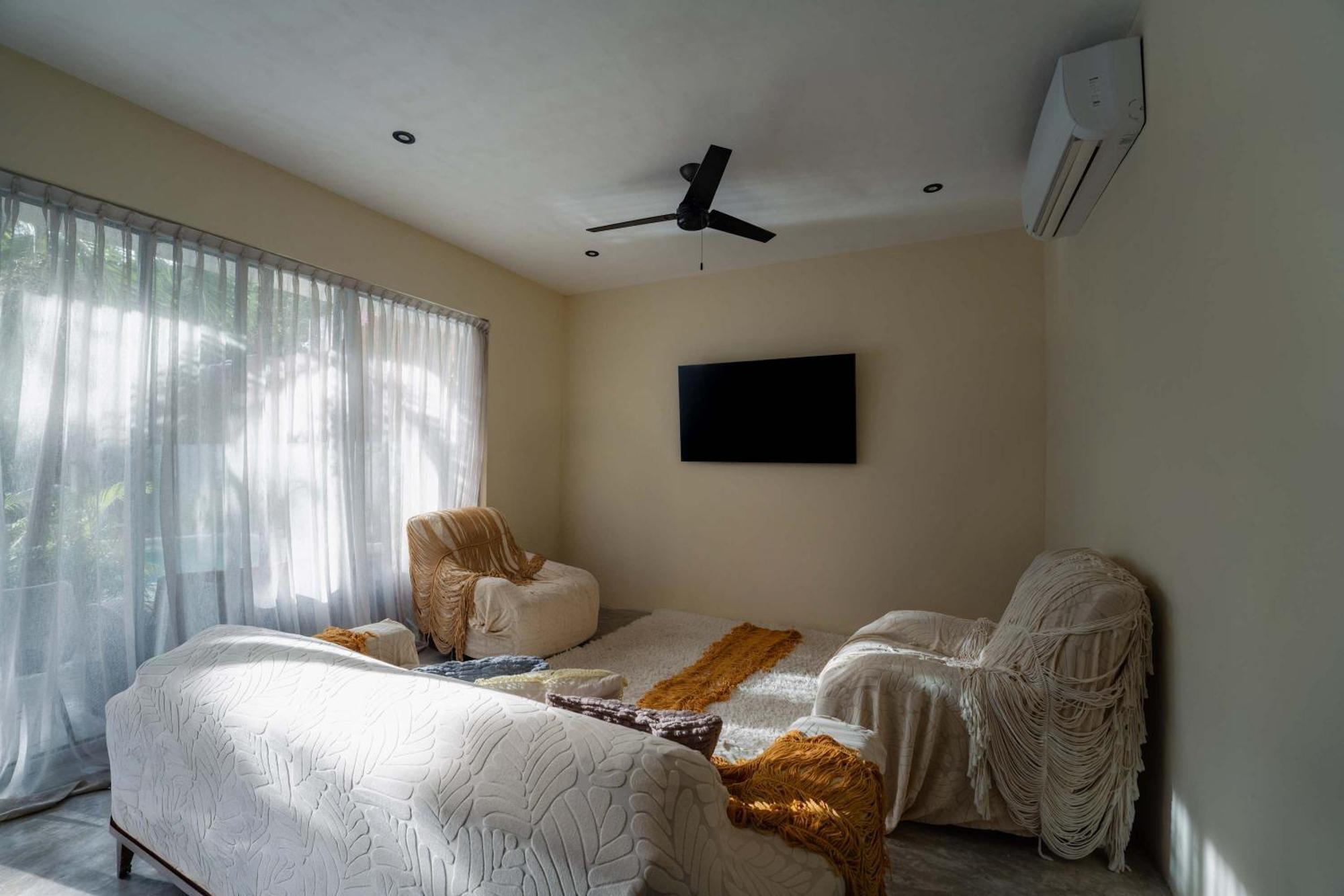 Modern Luxury With Large Pool - Bbq Grill