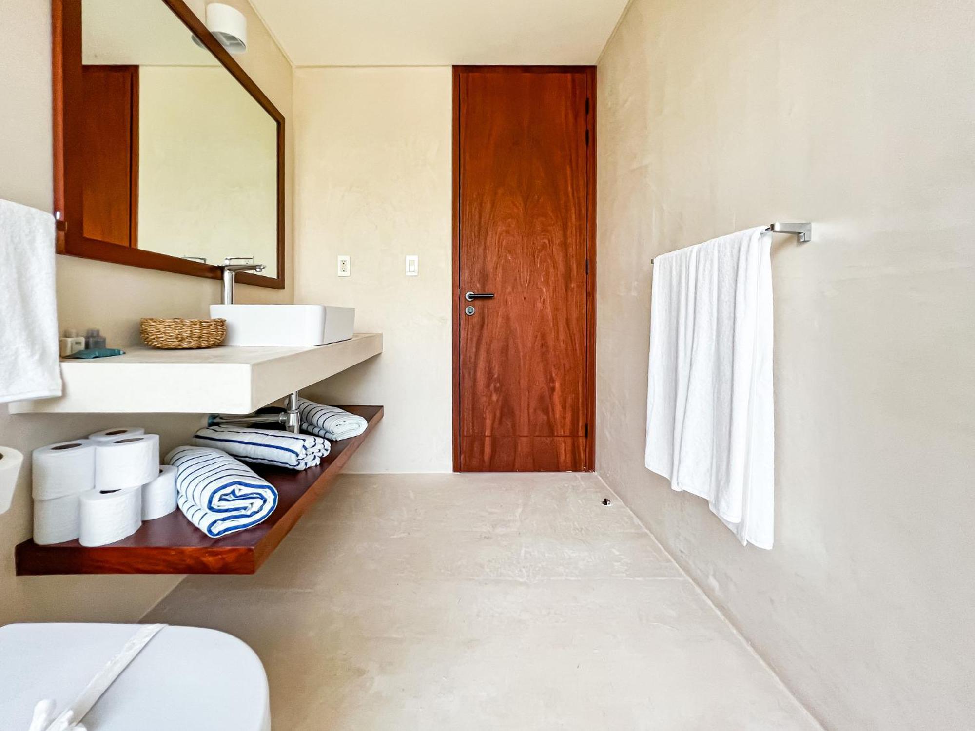 Gated 2br With Rooftop Pool *