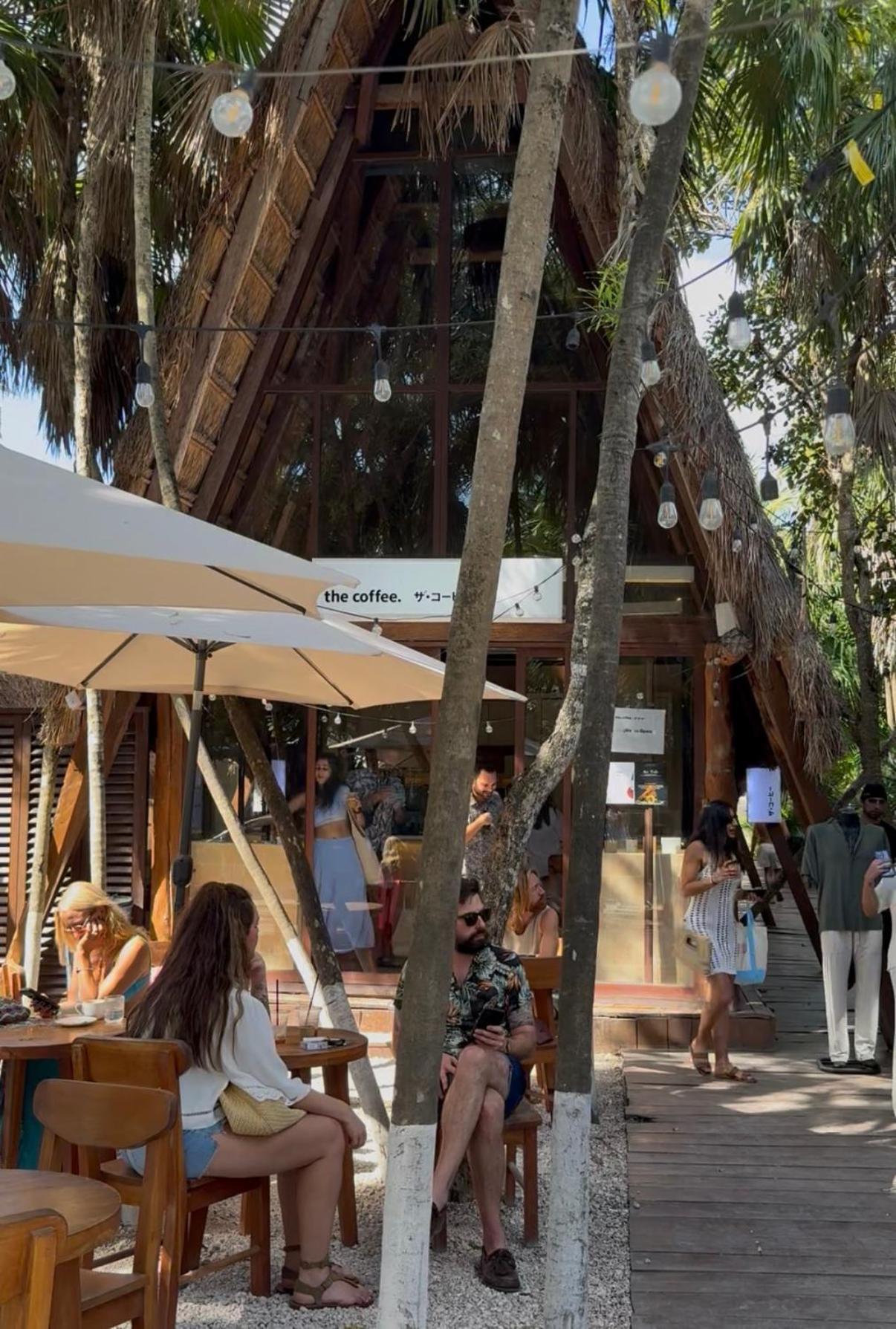 - Aldea Mangle & Cenote