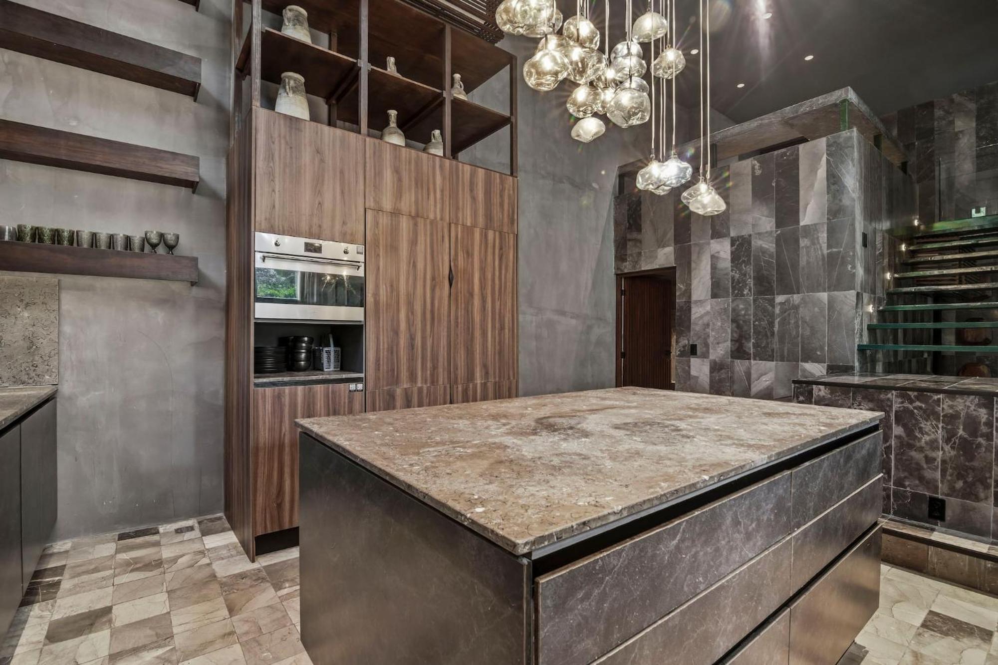 New Luxury 4-bedroom With Private Pool & Access - Barney's Ny Villa