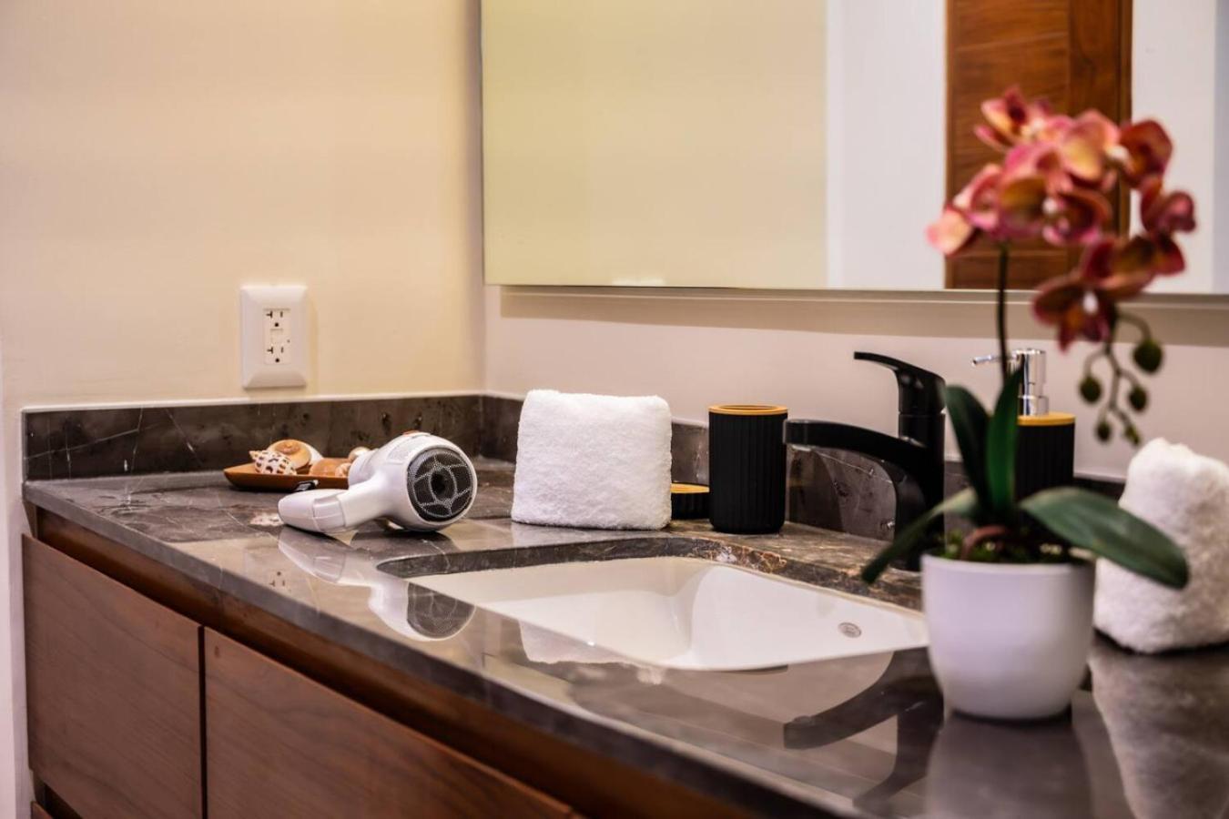 Stylish 1bd Retreat With Swim-up Pool Holiday home *