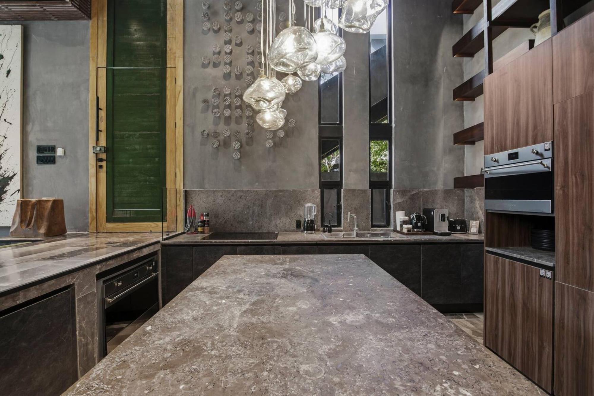 New Luxury 4-bedroom With Private Pool & Access - Barney's Ny *