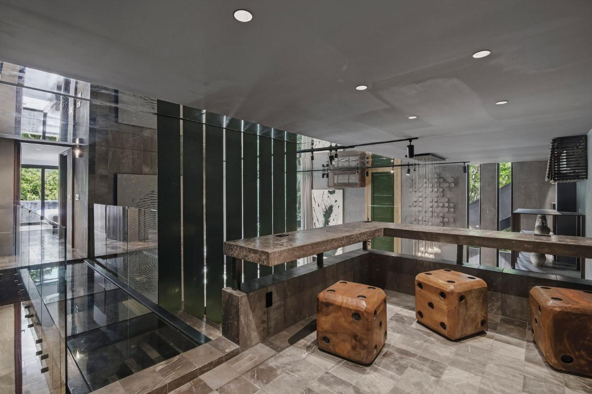 New Luxury 4-bedroom With Private Pool & Access - Barney's Ny