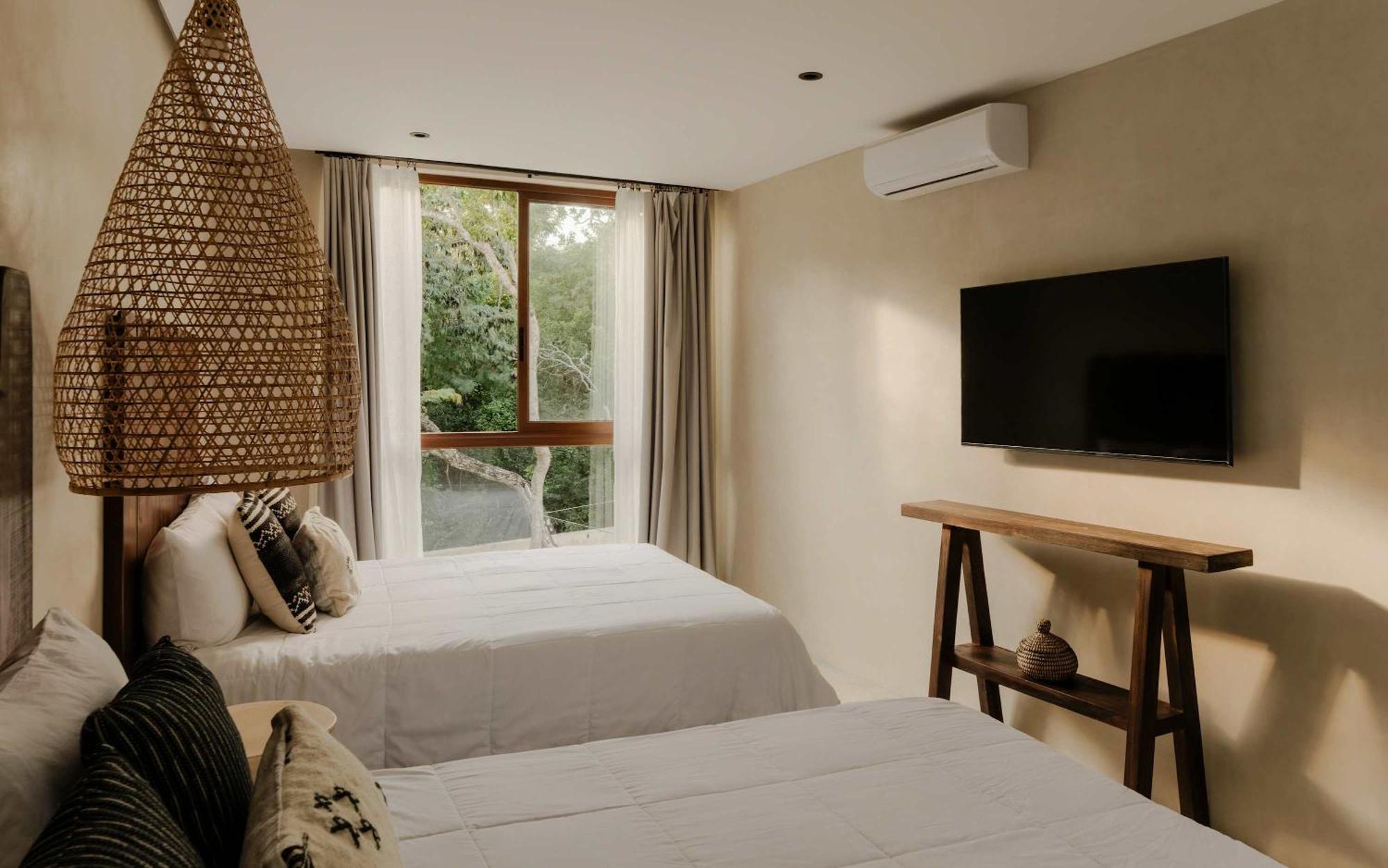 Private Jungle - Dual Pools - Sleeps 16