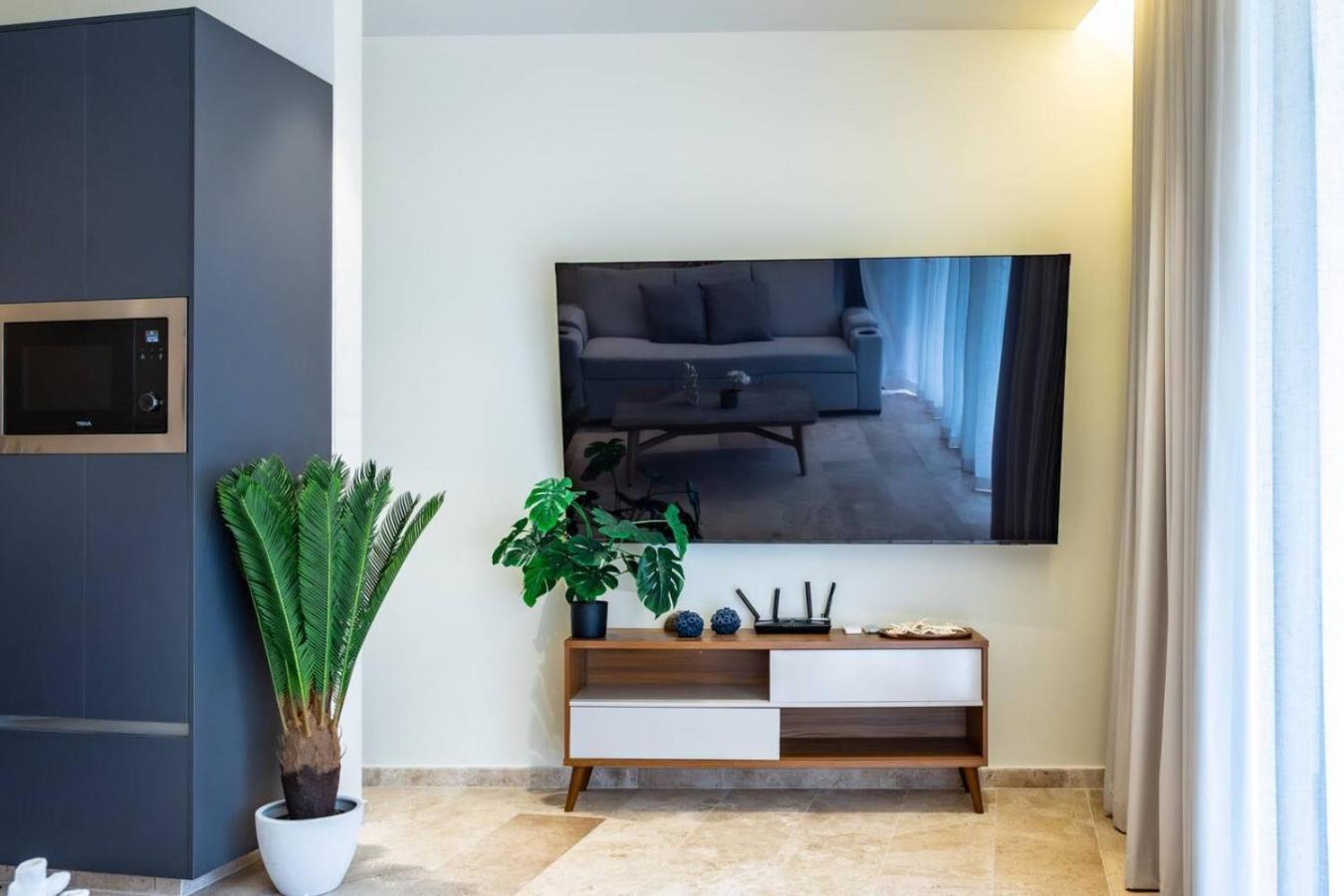 Stylish 1bd Retreat With Swim-up Pool *