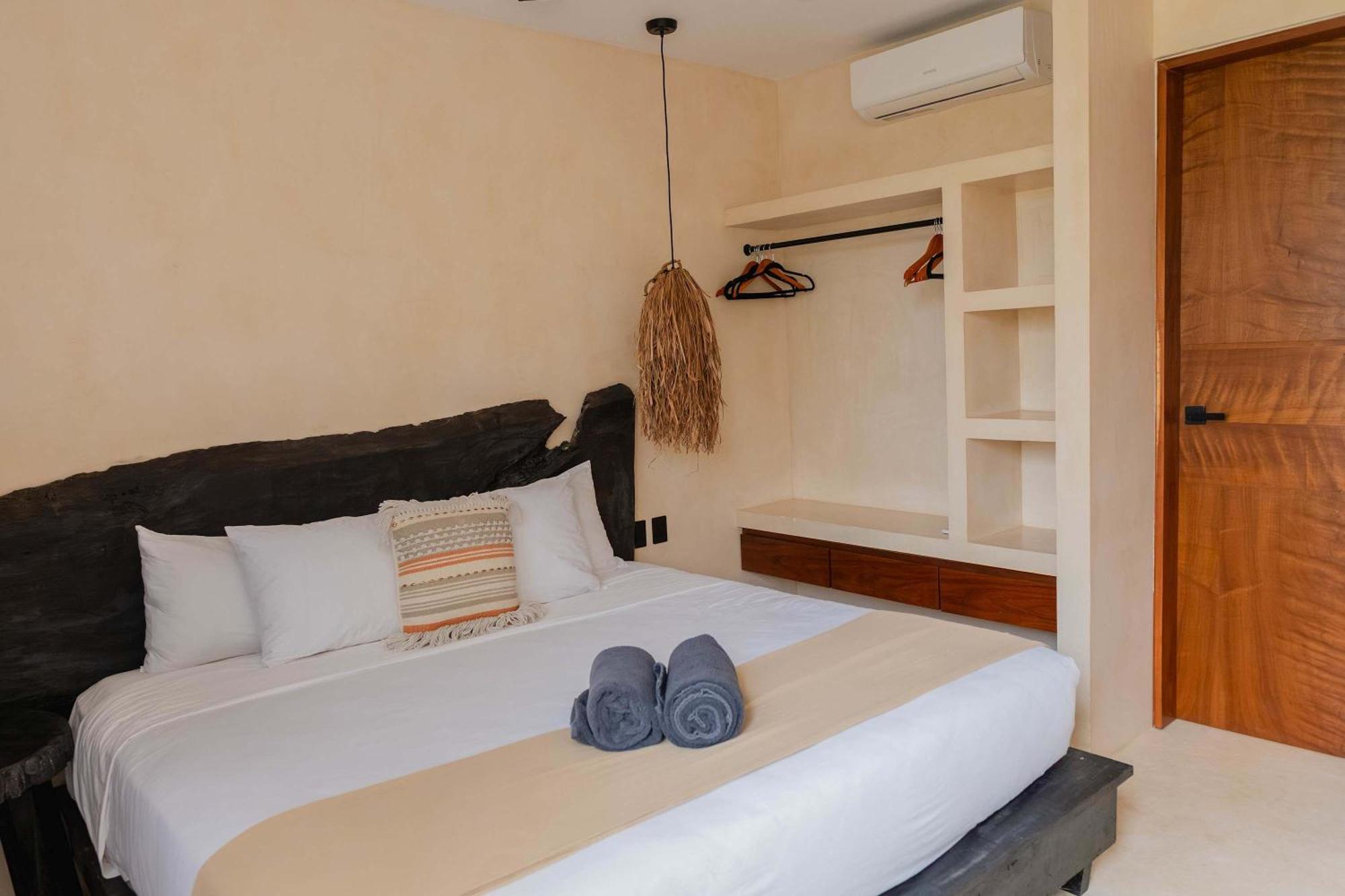 Luxury 5 Bedroom Pool Tiki Bar & Outdoor Gym