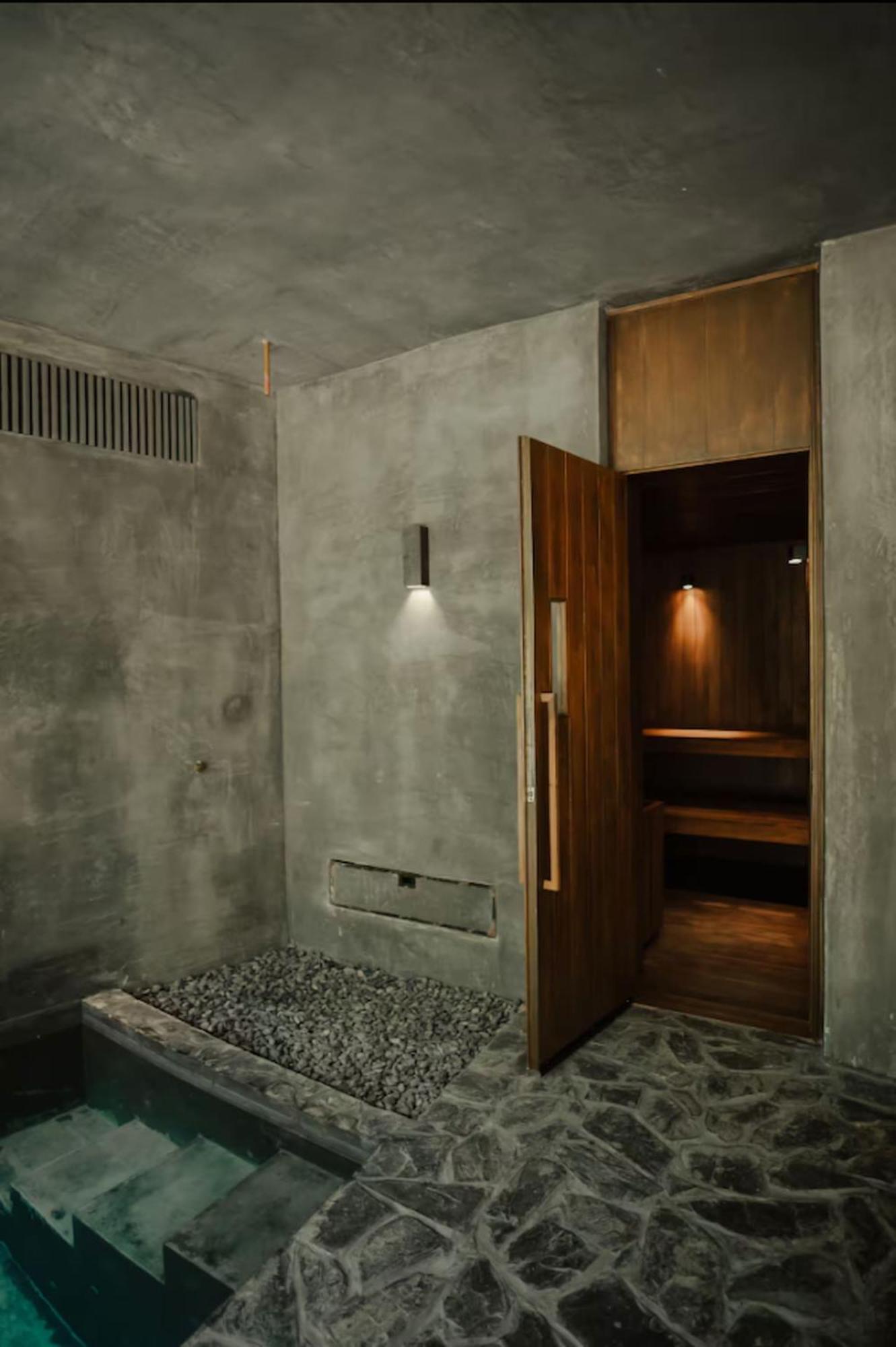 New Luxury 4-bedroom With Private Pool & Access - Barney's Ny *