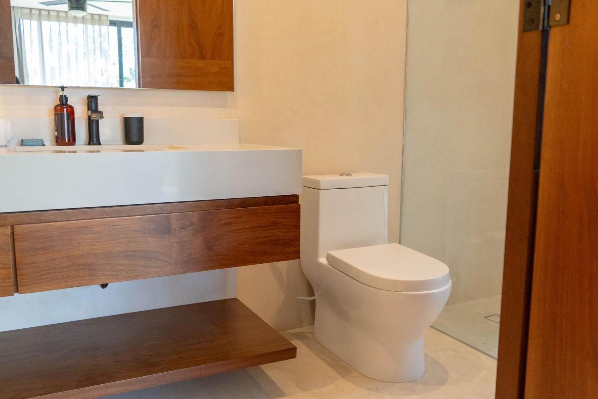 Luxury 5 Bedroom Pool Tiki Bar & Outdoor Gym *