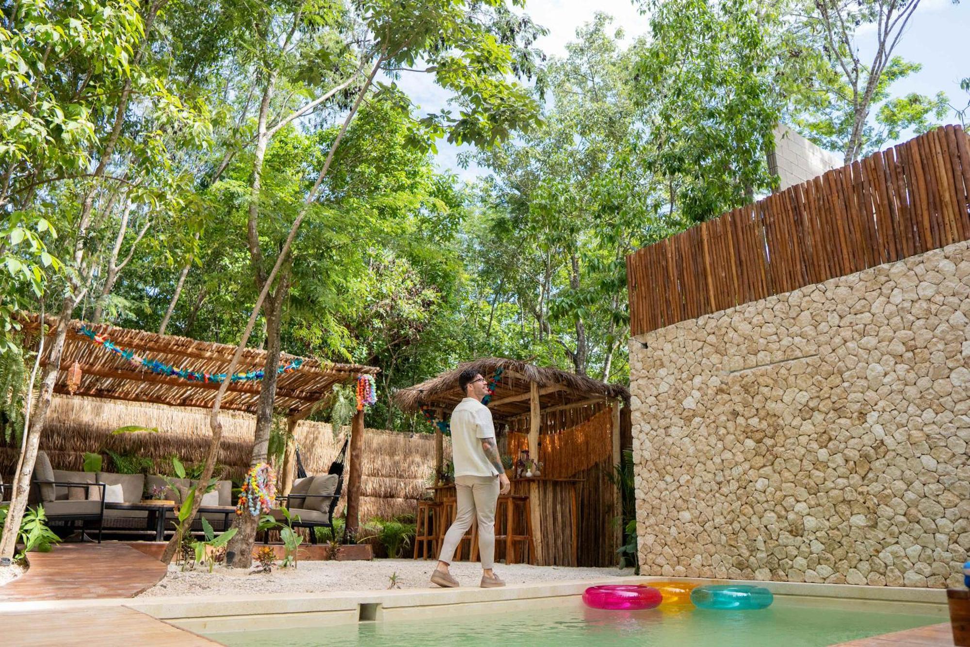 Luxury 5 Bedroom Pool Tiki Bar & Outdoor Gym *