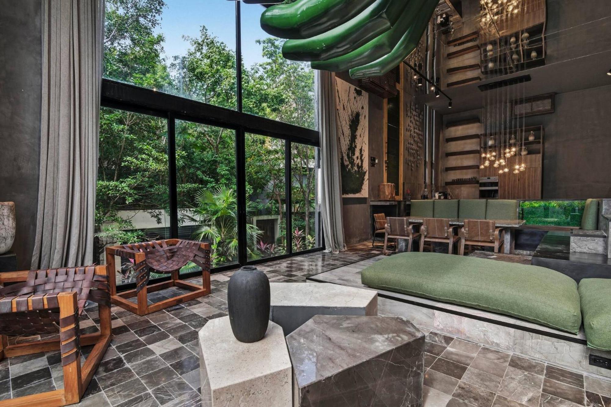 New Luxury 4-bedroom With Private Pool & Access - Barney's Ny