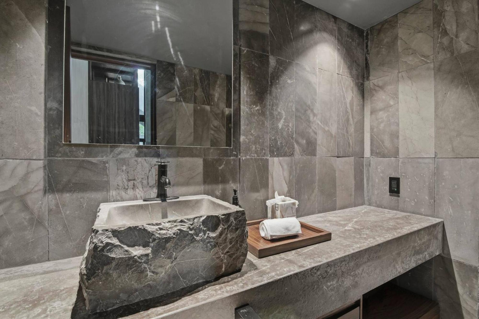 New Luxury 4-bedroom With Private Pool & Access - Barney's Ny Villa *