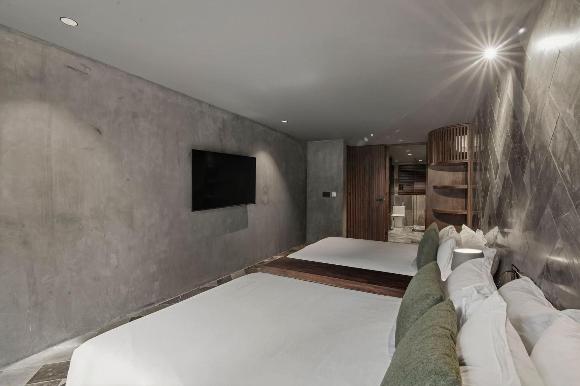 New Luxury 4-bedroom With Private Pool & Access - Barney's Ny