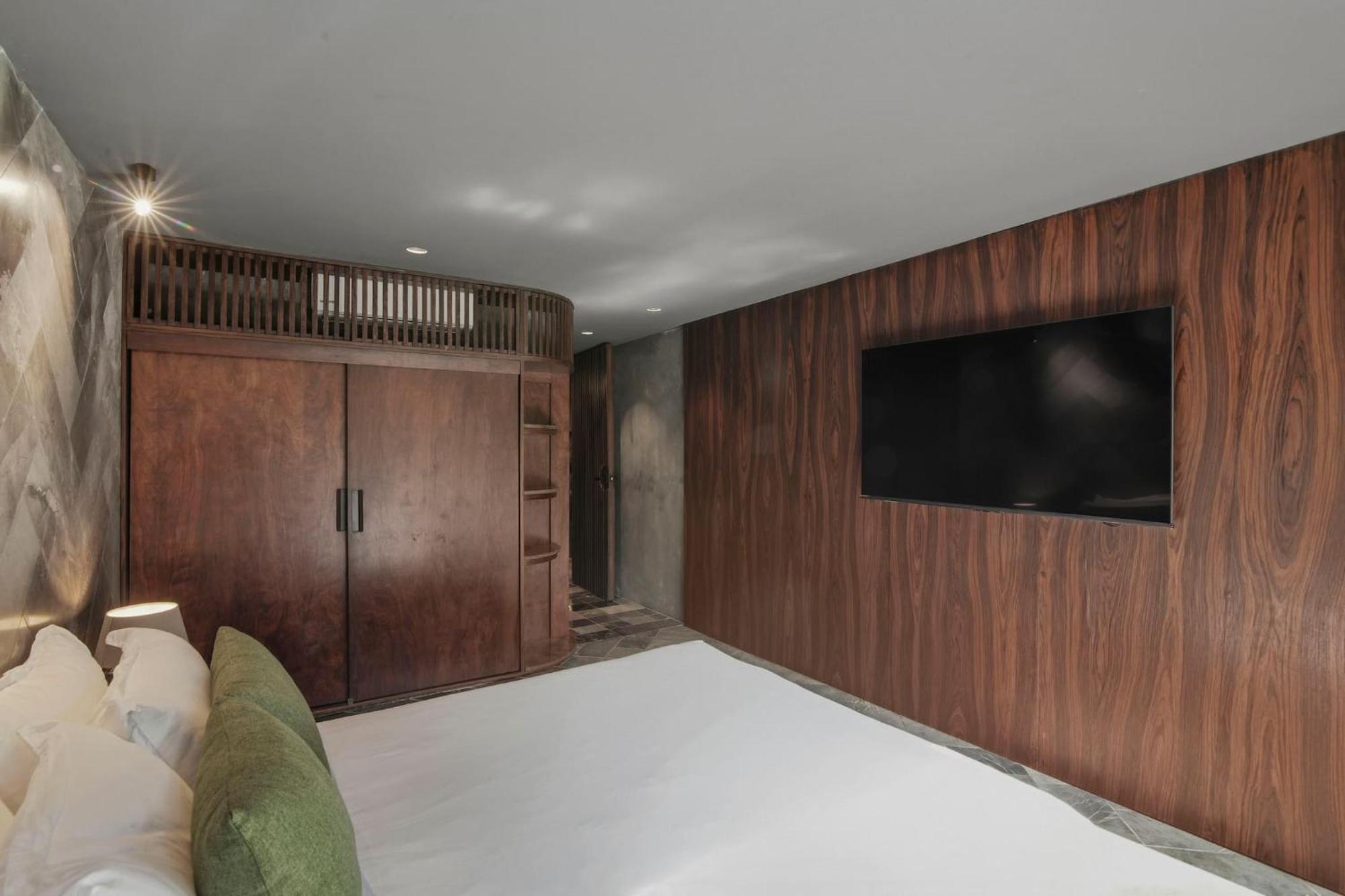 New Luxury 4-bedroom With Private Pool & Access - Barney's Ny