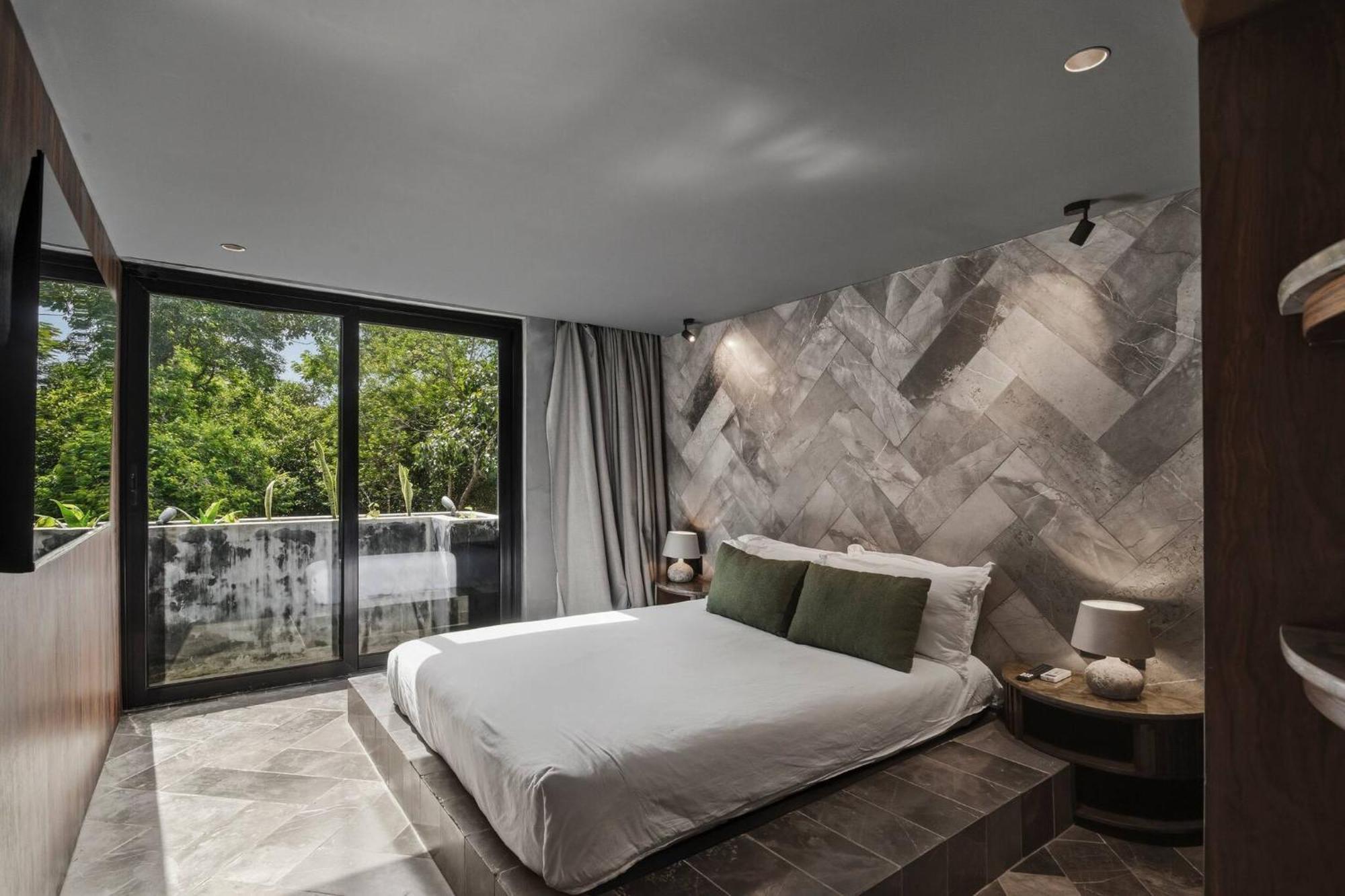 New Luxury 4-bedroom With Private Pool & Access - Barney's Ny Villa *