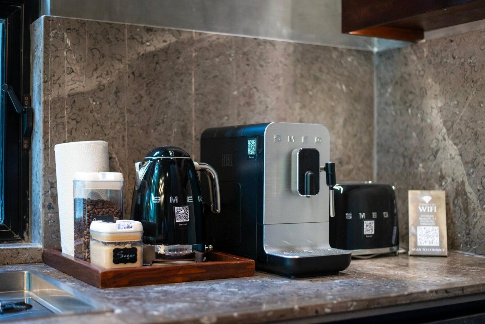 New Luxury 4-bedroom With Private Pool & Access - Barney's Ny