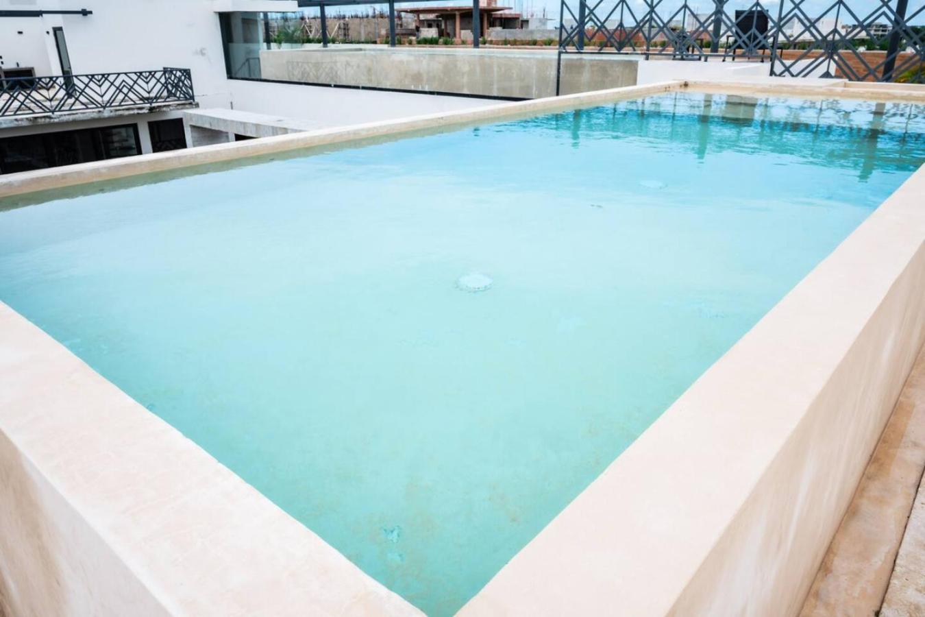 Apartment Retreat Pool Gym & Great Location *