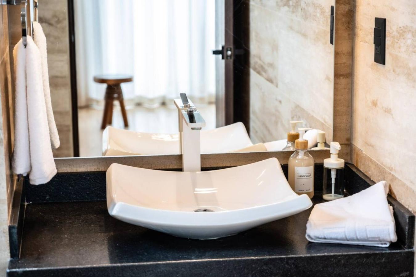 Retreat Pool Gym & Great Location *