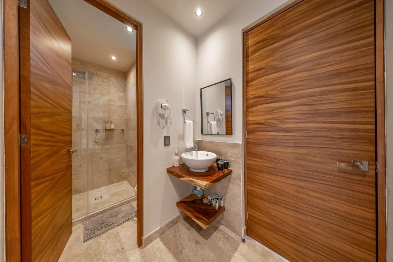 Apartment Luxury 2bd In W 2 Pools Gym *