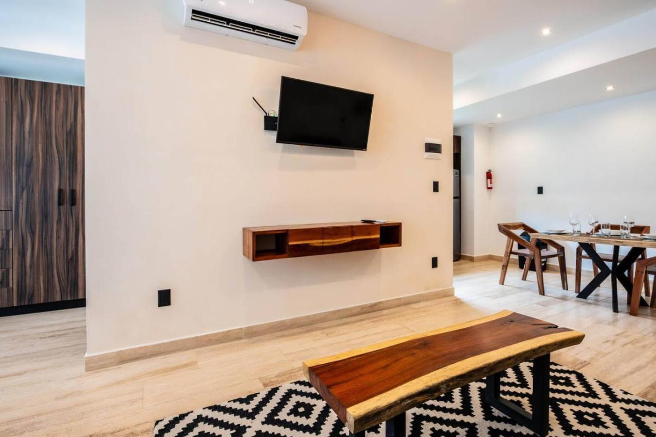 Retreat Pool Gym & Great Location Apartment *