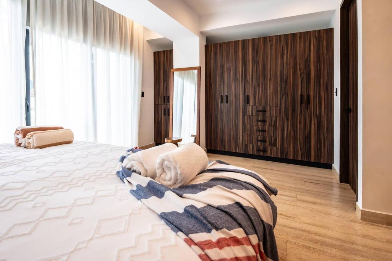 Apartment Retreat Pool Gym & Great Location *