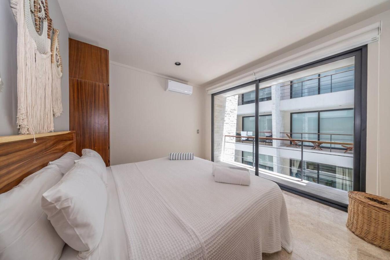 Luxury 2bd In W 2 Pools Gym