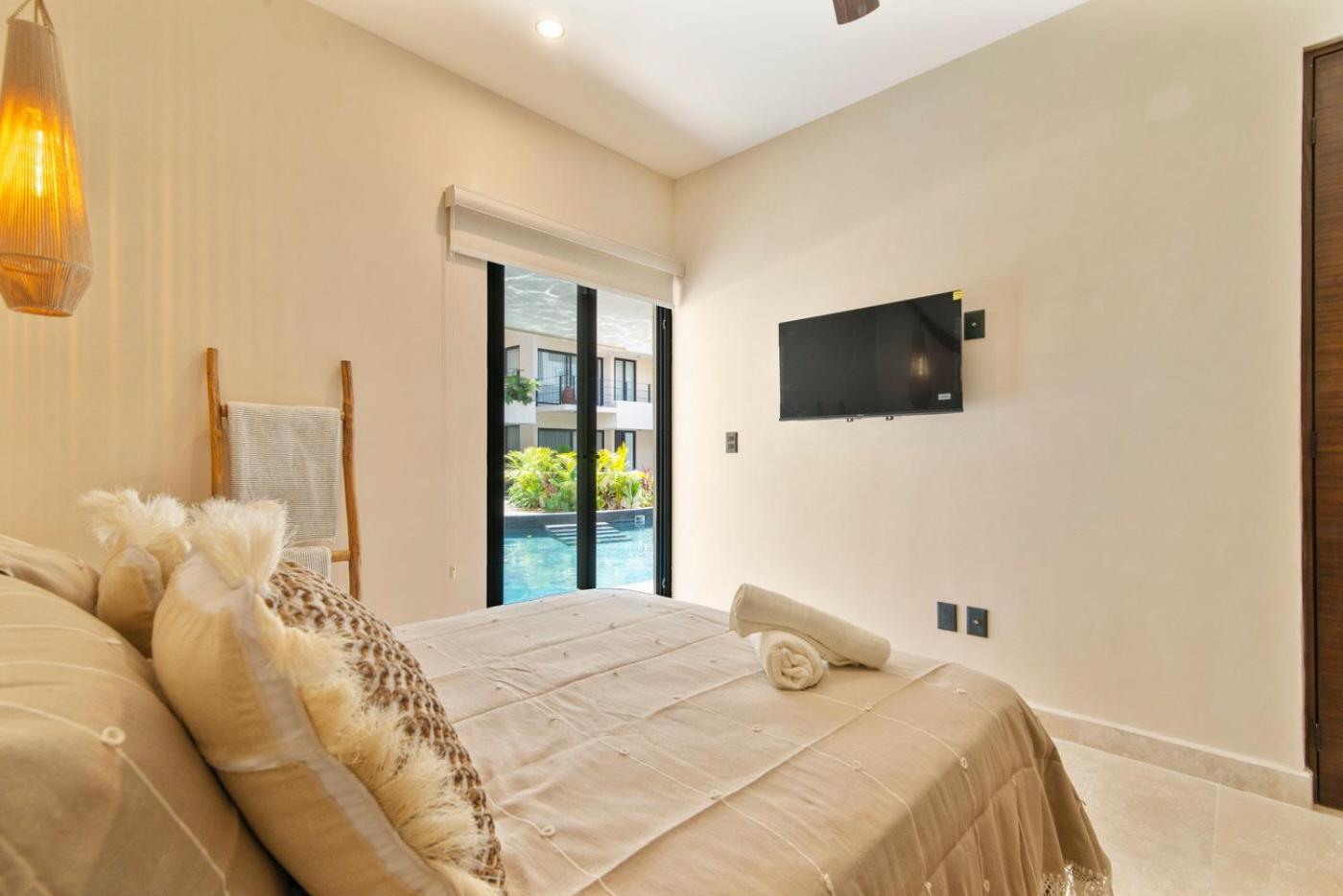 Boho Chic 2br With Swim-up Pool Near The