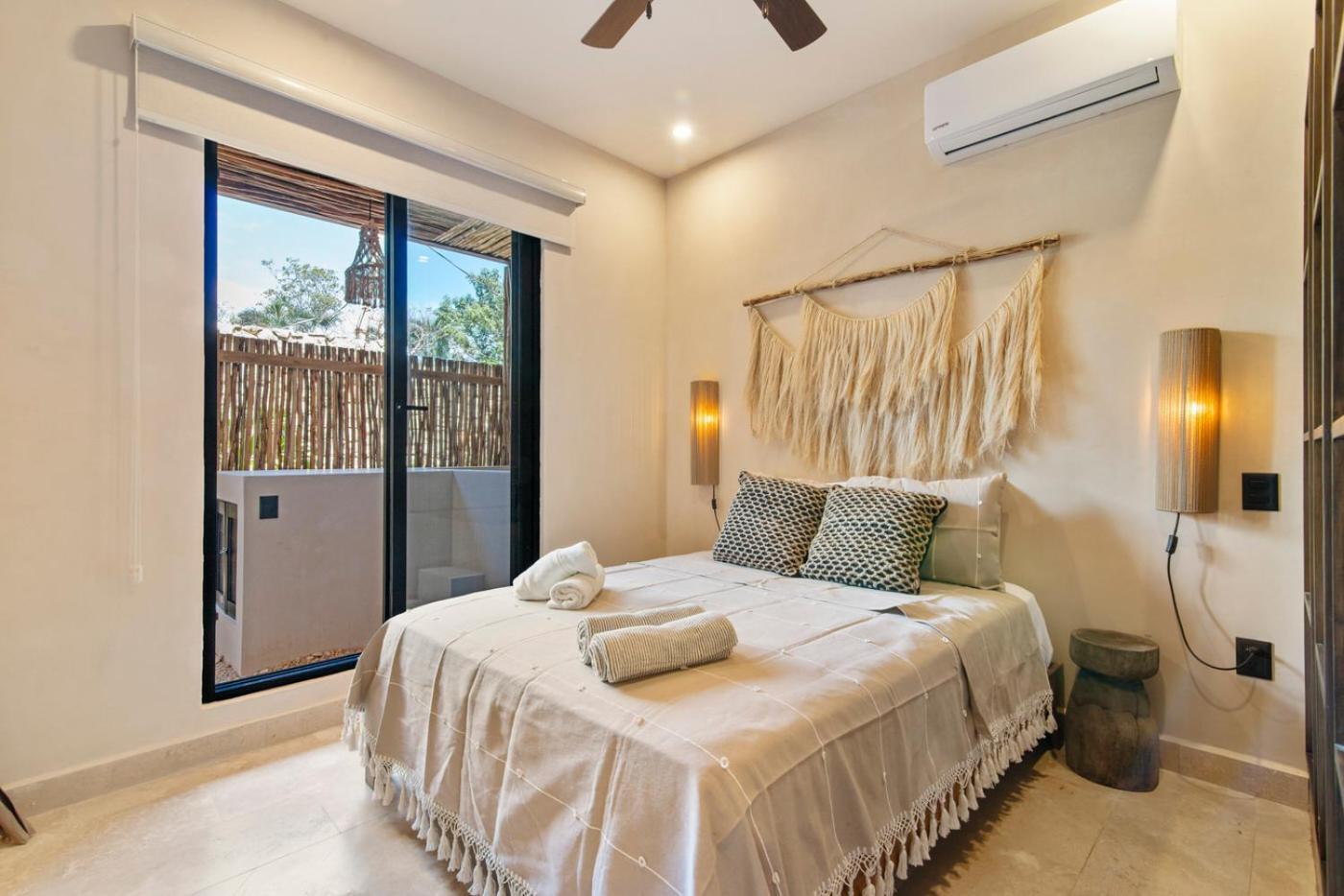 Boho Chic 2br With Swim-up Pool Near The Apartment