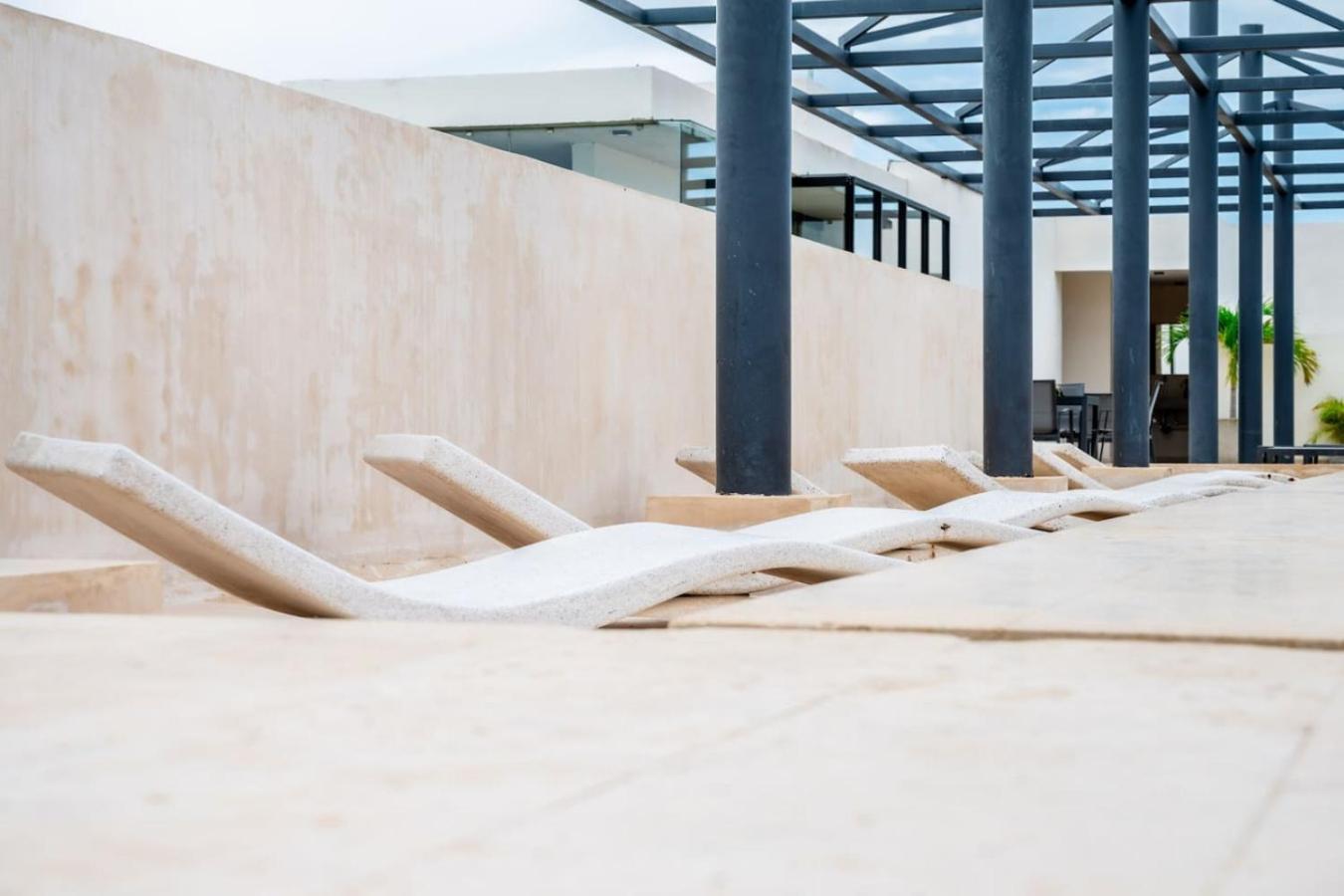 Retreat Pool Gym & Great Location Apartment