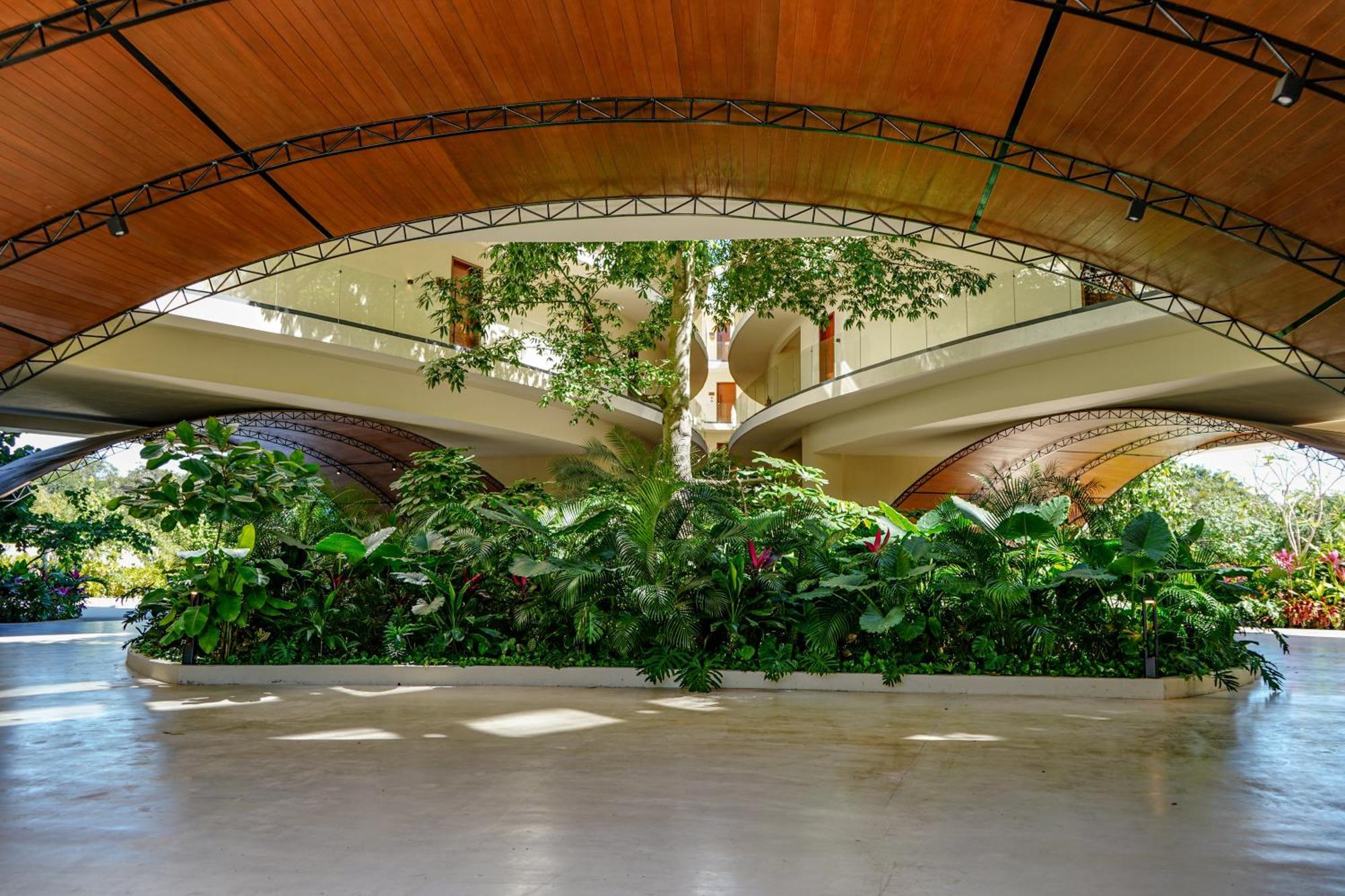 Apartment Oasis Jungle Views, 4 Pools & Near