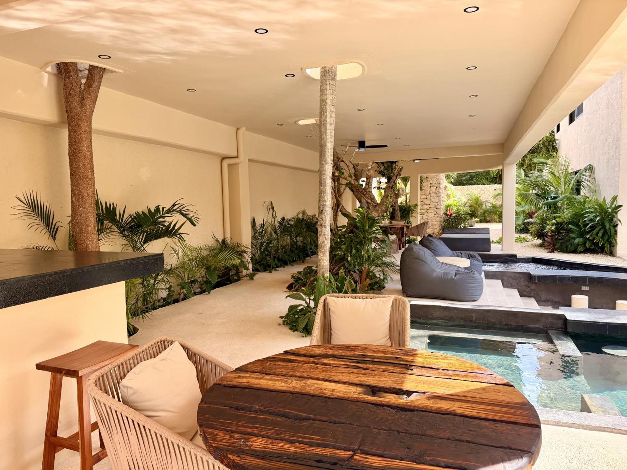 Apartment Boho Chic 2br With Swim-up Pool Near The *