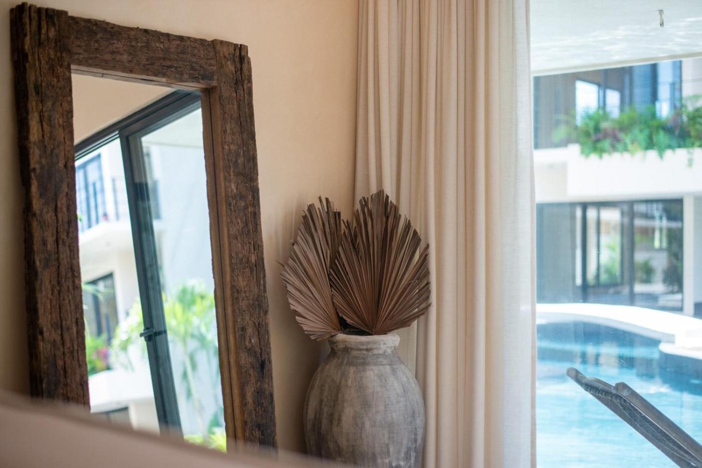 Boho Chic 2br With Swim-up Pool Near The *