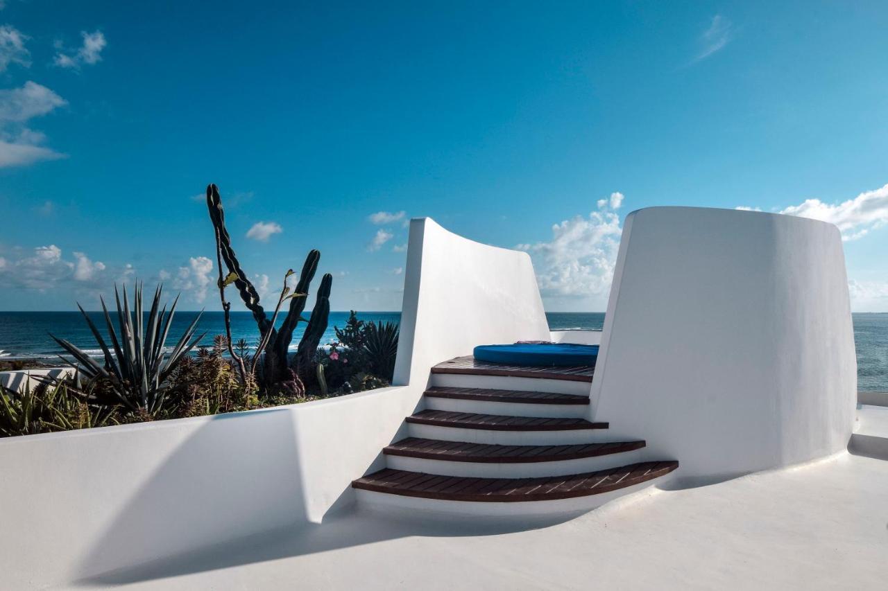 Villa La Maison Manati, Beachfront, Infinity Pool, Cooking Service Included *