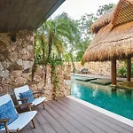 Luxury Poolside Gem With Pool, Jacuzzi & Gym Apartamento
