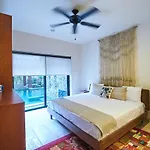 Luxury Poolside Gem With Pool, Jacuzzi & Gym *