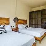 Exclusive Designer Villa With Pool & Jacuzzi