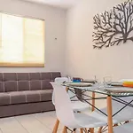 Cozy Oasis: 2-bedroom W/ Pool Apartamento