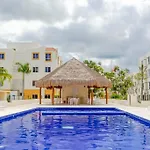 Cozy Oasis: 2-bedroom W/ Pool *