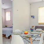 Cozy Oasis: 2-bedroom W/ Pool