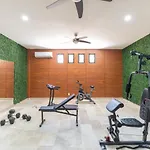 Comfy Room With Rooftop Pool, Near Restaurants + Concierge