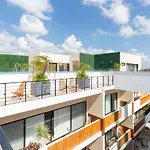 Comfy Room With Rooftop Pool, Near Restaurants + Concierge