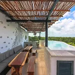 Spectacular Jungle Apartment In The Jungle Rooftop Pool Gym Bbq