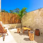 Spectacular Jungle Apartment In The Jungle Rooftop Pool Gym Bbq